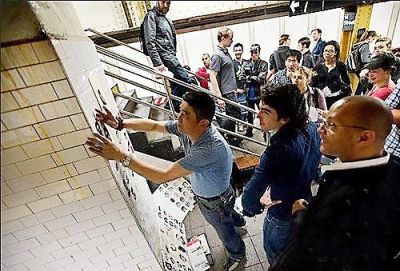 中国剪纸艺术走红美国地铁站