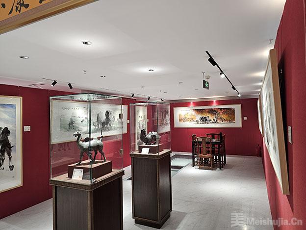 《丝路纪韵•丹心铸象•双峰颂》艺术展在北京拍卖街开幕