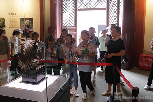 这家图书馆带孩子们来到圆明园，开启文物保护寻访之旅