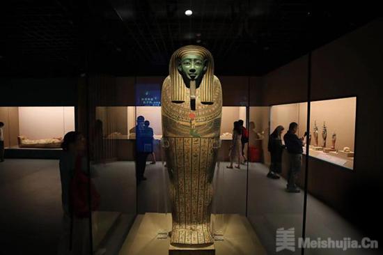 “金字塔之巅：古埃及文明大展”在上海开幕