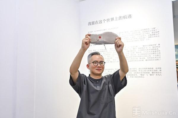杨烨炘艺术展开幕，从鞋底探寻人类存在的痕迹