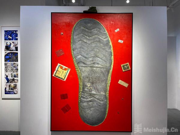 杨烨炘艺术展开幕，从鞋底探寻人类存在的痕迹
