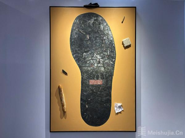 杨烨炘艺术展开幕，从鞋底探寻人类存在的痕迹