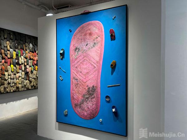 杨烨炘艺术展开幕，从鞋底探寻人类存在的痕迹