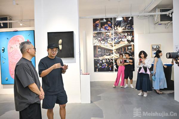 杨烨炘艺术展开幕，从鞋底探寻人类存在的痕迹