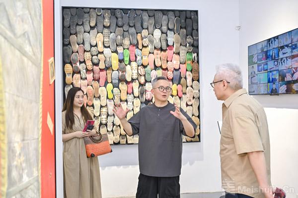 杨烨炘艺术展开幕，从鞋底探寻人类存在的痕迹