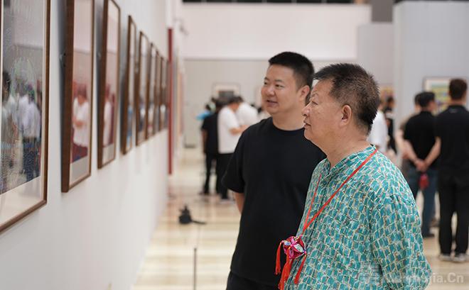 广西农民画创作精品巡展开幕，209件炫彩农民画令观众惊叹