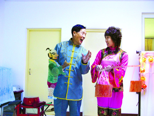 李兴时：祖孙二人演皮影